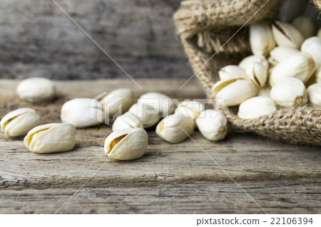Pistachio nuts in sackcloth bag  22106394