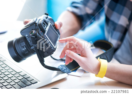 Nice couple using photo camera Nice couple using photo camera 22107981