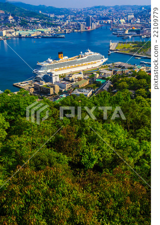 從Mt. Nabe山的看法客船和長崎港的風景 從Mt. Nabe山的看法客船和長崎港的風景 22109779
