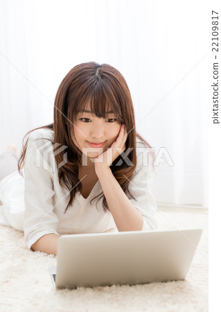一個女人使用電腦 一個女人使用電腦 22109817