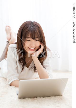 一個女人使用電腦 一個女人使用電腦 22109818