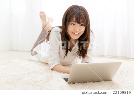 一個女人使用電腦 一個女人使用電腦 22109819