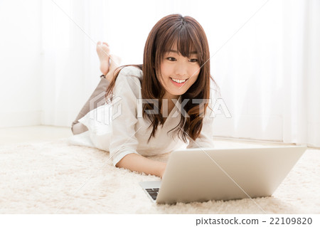 一個女人使用電腦 一個女人使用電腦 22109820