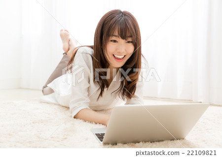 一個女人使用電腦 一個女人使用電腦 22109821