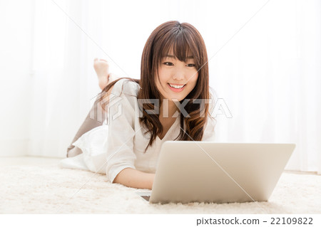 一個女人使用電腦 一個女人使用電腦 22109822