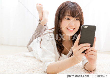 使用智能手機的女人 使用智能手機的女人 22109823