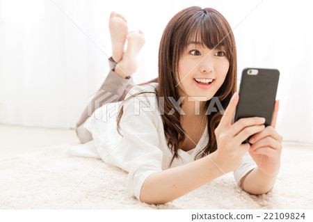 使用智能手機的女人 使用智能手機的女人 22109824