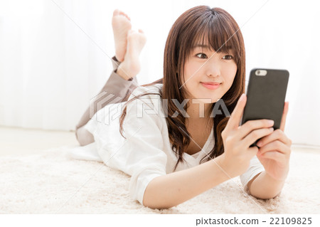 使用智能手機的女人 使用智能手機的女人 22109825