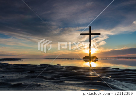 Low Tide Cross Sunset 22112399