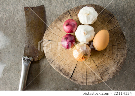 Raw garlic,onion,shallot,egg on cutting board 22114134