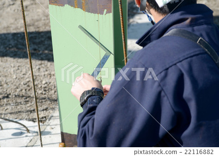 Vertical measurement of steel columns 22116882