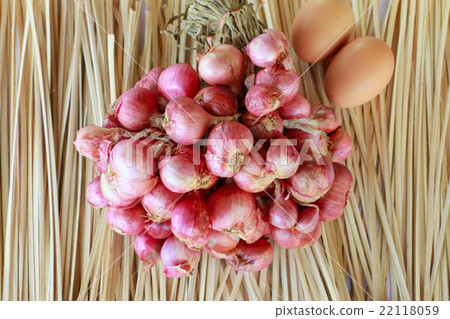 圖庫照片: red shallot and garlic on the wood background