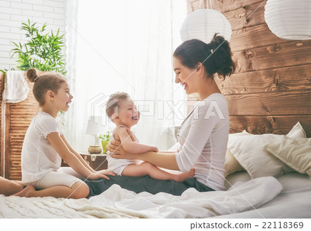 Happy loving family. 22118369