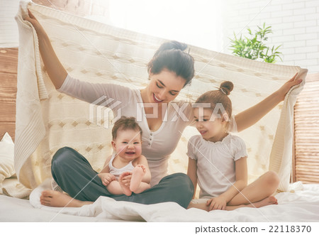 Happy loving family. 22118370