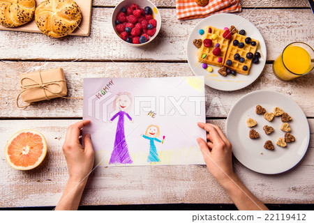 Childs drawing of her mom. Mothers day. Breakfast Childs drawing of her mom. Mothers day. Breakfast 22119412