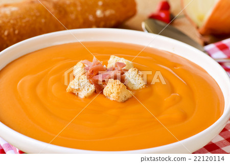 spanish salmorejo with ham and croutons 22120114