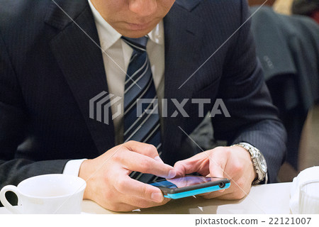 操縱智能手機的衣服的一個人 操縱智能手機的衣服的一個人 22121007