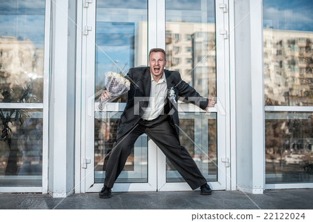 Man closes the door and not let me. Man closes the door and not let me. 22122024