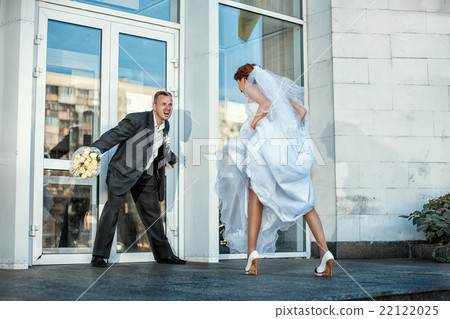 Groom does not let the bride at a wedding. Groom does not let the bride at a wedding. 22122025