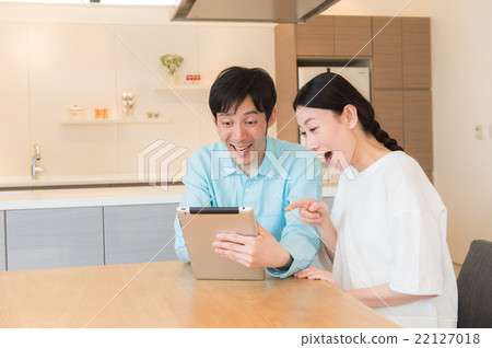 Couple watching Tablet PC 22127018