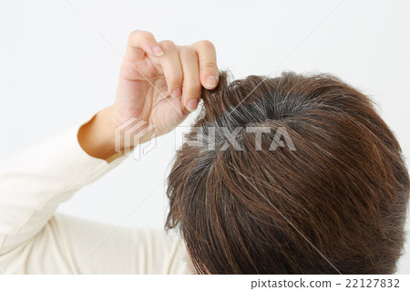 中間女性白髮 22127832