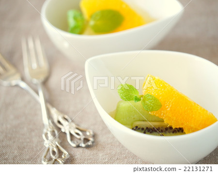 Orange and kiwi fruit marinade (horizontal position) 22131271
