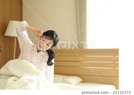 從床上起床的女人 22132372