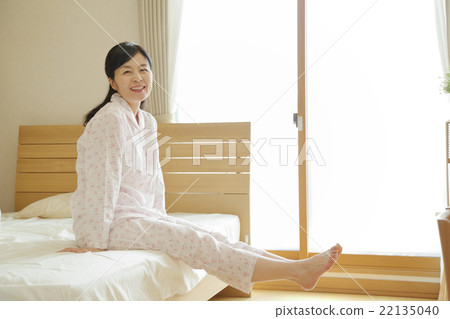 從床上起床的女人 22135040