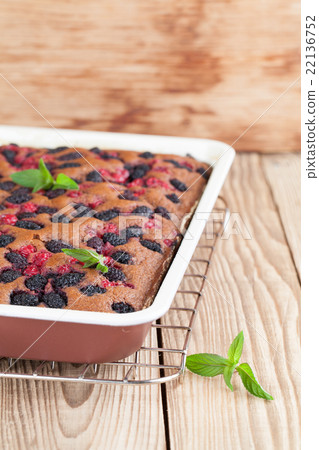 Gingerbread cake with mulberries and red currants 22136752