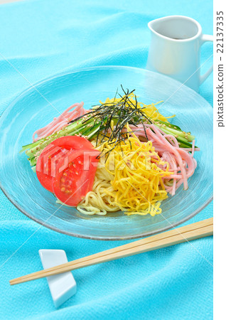 寒冷的中國人（冰鮮的中國人）夏天的形象。藍色背景。 22137335