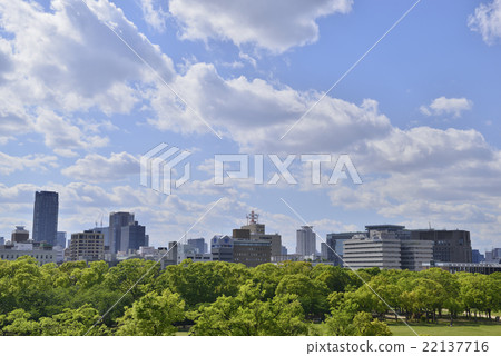 大阪的城市景觀和新鮮的綠色 22137716