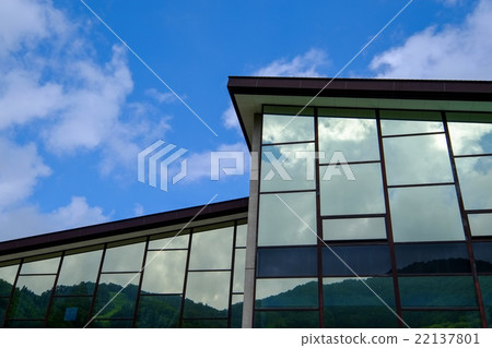 Empty reflection 22137801