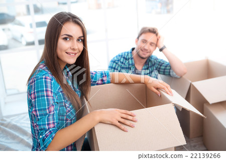 Couple moving to new home 22139266