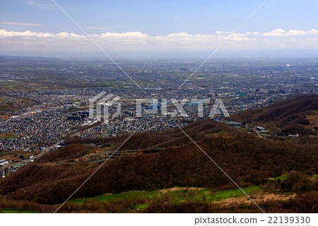 The spring Ishikari plain seen from Zeniko Tenguyama and the city area of Sapporo 22139330