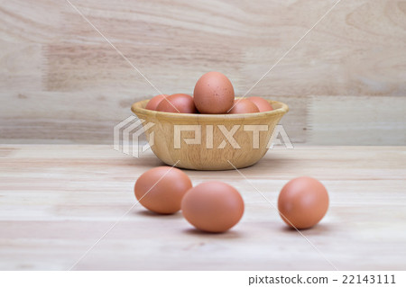 hen's eggs in wooden bowl 22143111