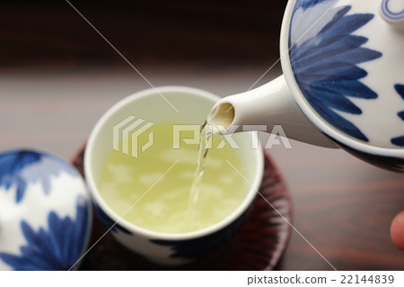 Pour green tea 22144839