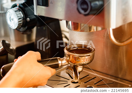 Barista preparing coffee,coffee making process  22145695