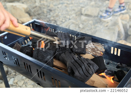 在燒烤準備木炭火 22146052