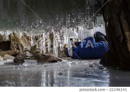 Photographer photographed in the grotto icicle. 22146141