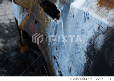 Burned gray car. 22149081