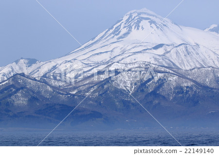 Shiretoko mountain seen from the sea 22149140