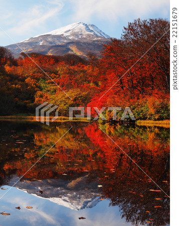 從秋葉的好神池塘加冕降雪的Chokaiyama 22151679