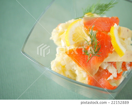 煙熏三文魚土豆沙拉(水平位置高角度) 煙熏三文魚土豆沙拉(水平位置高角度) 22152889