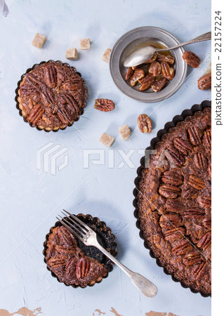Caramel pecan pie 22157224