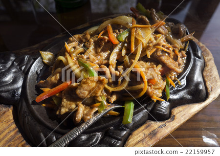 Beef with vegetables 22159957