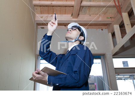 在建築工地確認牆的商人 22163674