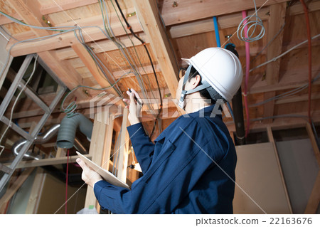 在施工現場檢查地板的商人 22163676