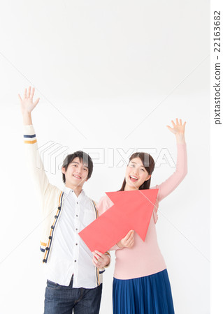 有箭頭的男人和婦女 22163682