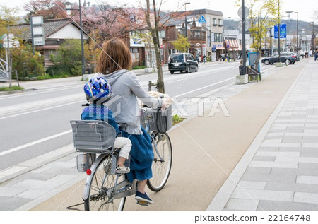 Parents riding a bicycle at Karuizawa 22164748
