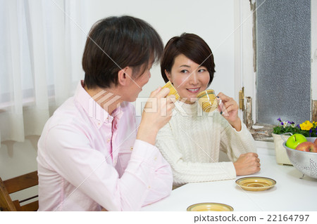 一對夫婦做茶 一對夫婦做茶 22164797